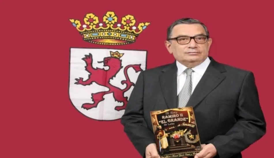 José María Manuel García-Osuna y Rodríguez, con un ejemplar del libro
