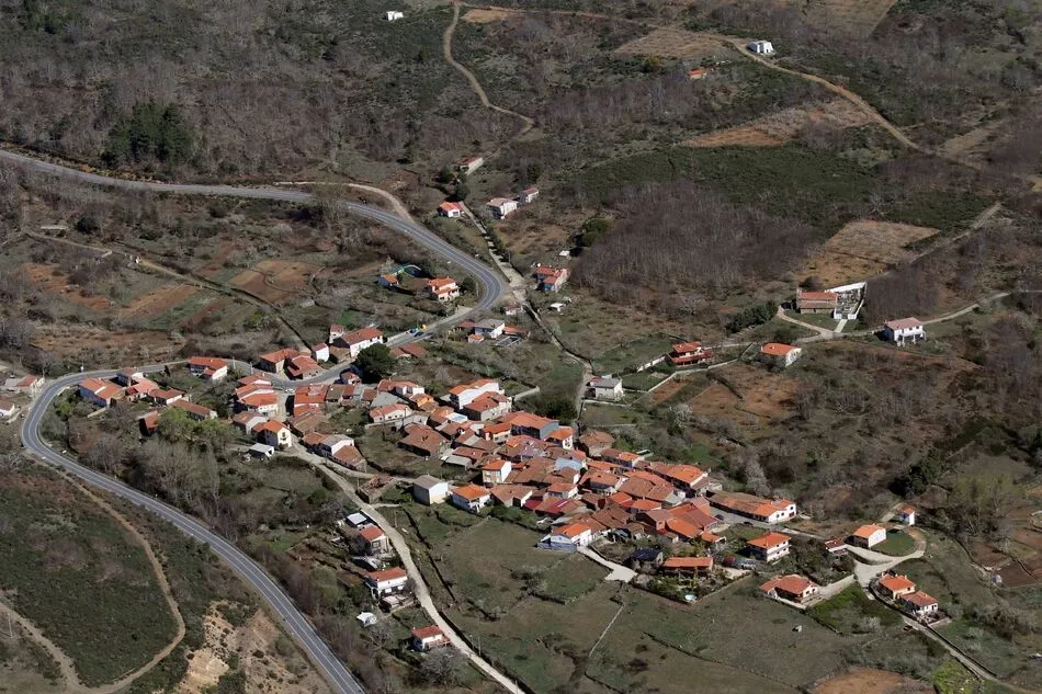 Herido un hombre de 78 años tras caer con el tractor a un regato en San Miguel de Robledo 