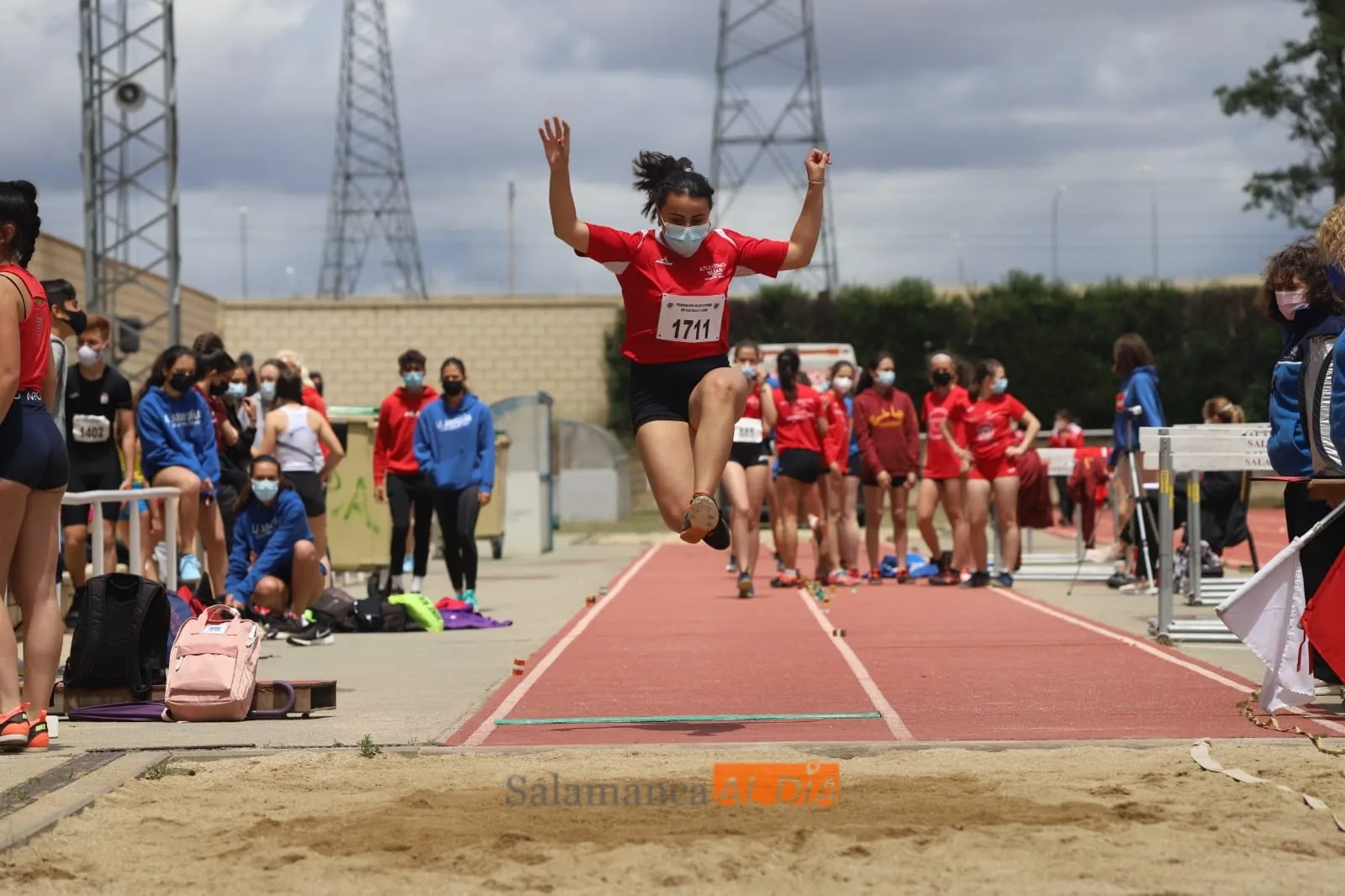 Una atleta realiza un salto / Lydia González