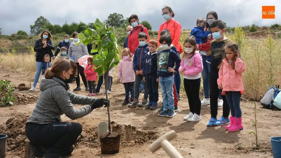 Los niños siguiendo con gran interés las explicaciones previas a la plantación / E. Corredera