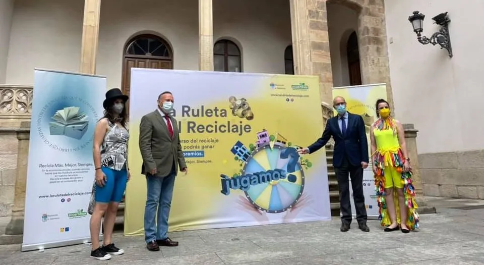 Presentación de ‘La Ruleta del Reciclaje’ en el patio de La Salina. Foto Diputación de Salamanca