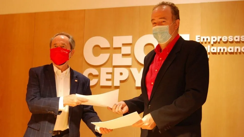 Jesús Juanes, presidente de Cruz Roja en Salamanca, junto a Juan Manuel Gómez, presidente de la Confederación CEOE CEPYME Salamanca