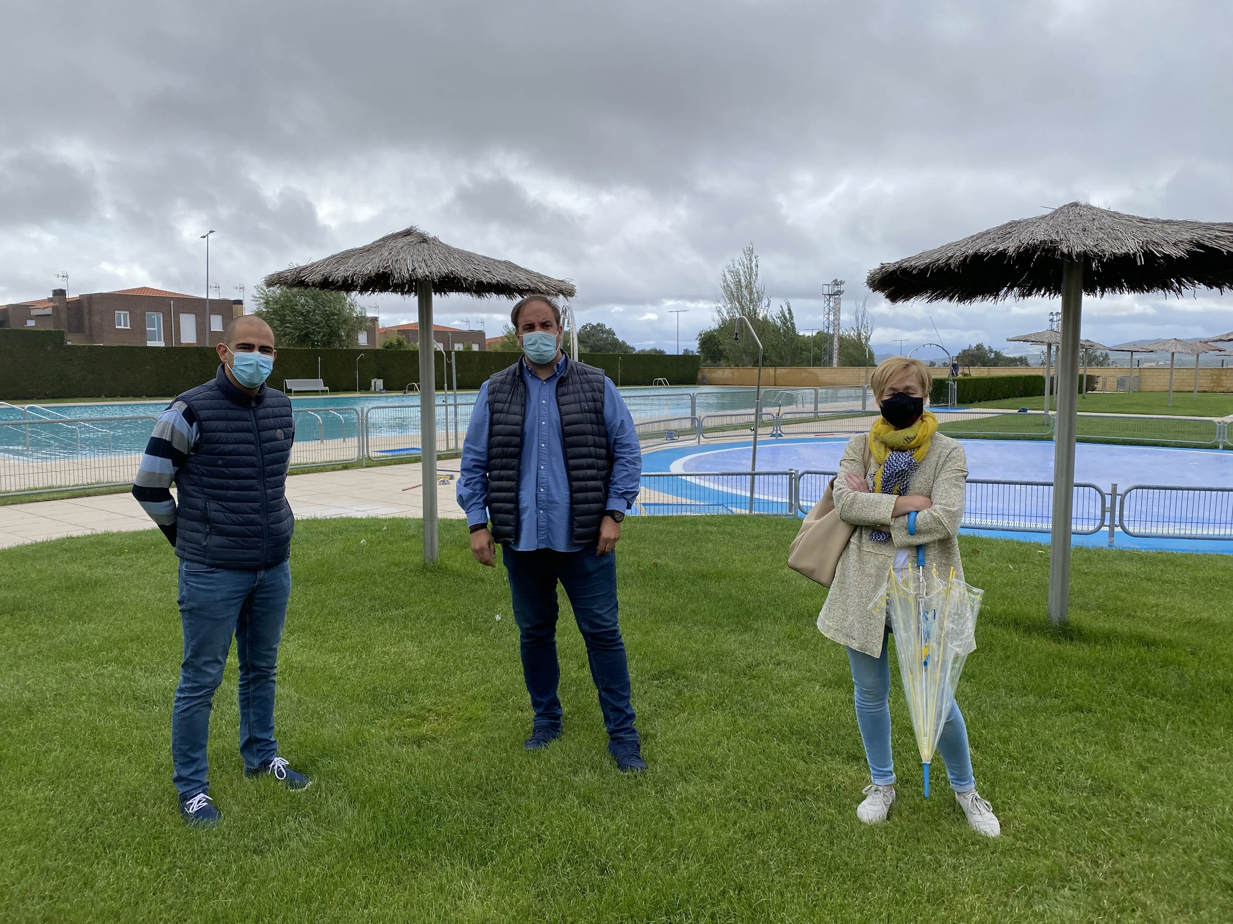 	Una representación de la Corporación municipal visitan las piscinas municipales de Guijuelo