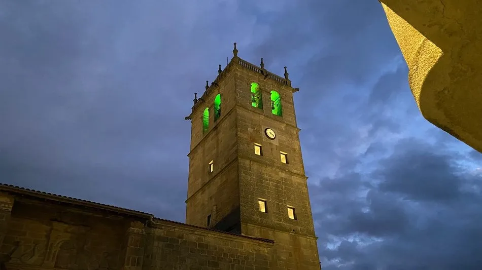 La torre de la iglesia de Vitigudino se viste de verde en apoyo a los enfermos de ELA  