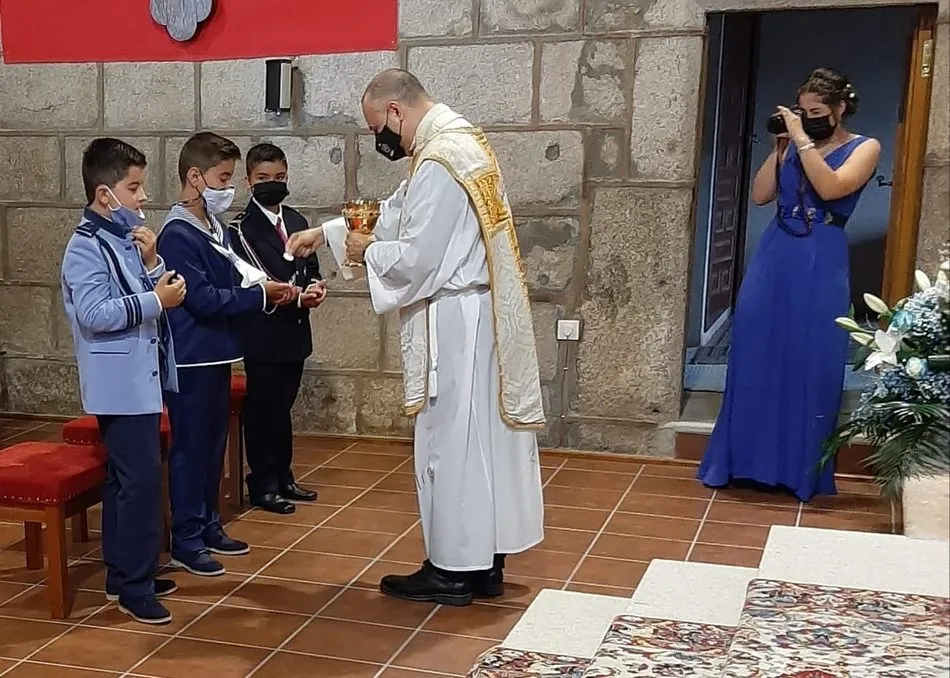 Antonio, Diego y Unai en el momento de su primera comunión