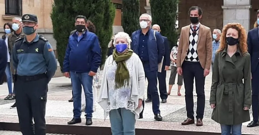 Encarnación Pérez, en el centro, en el minuto de silencio de esta mañana en Salamanca, por la víctima mortal de Valladolid