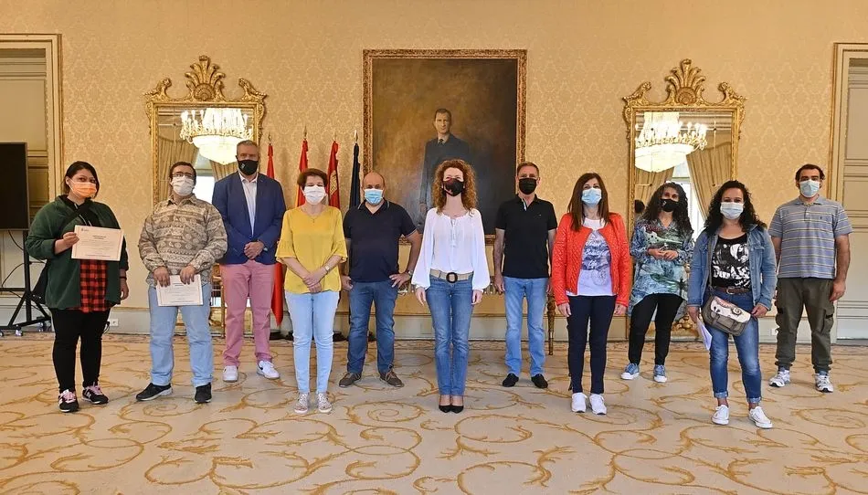 La concejala de Familia e Igualdad de Oportunidades, Ana Suárez Otero, junto a los participantes en este curso