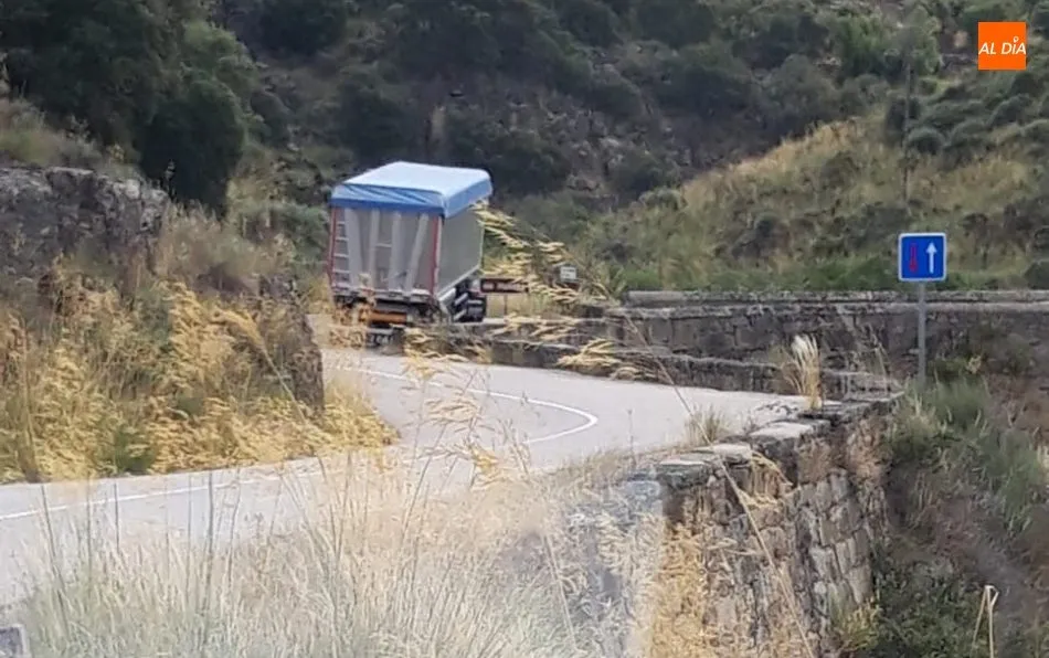 Un camión articulado de gran tonelaje se queda atascado en la carretera de Yecla de Yeltes a...