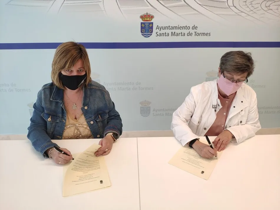 Firma del convenio de colaboración para ofrecer el servicio de recogida de entrega y recogida de ropa para arreglar