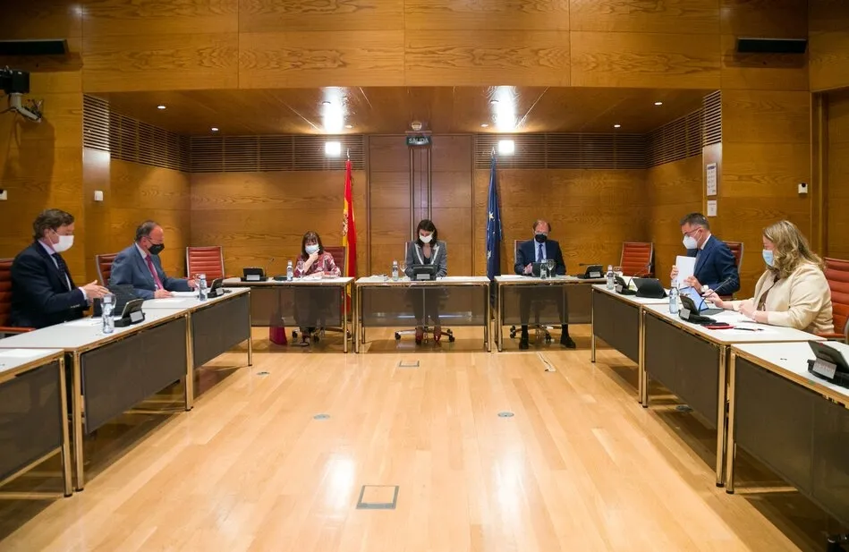 Reunión del jurado de esta edición de los Premios Luis Carandell del Senado