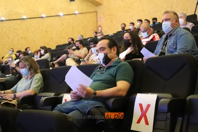 Varios socios, en la Asamblea / Lydia González