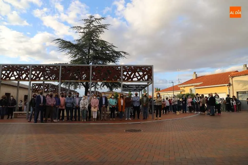 Concentración vecinal de Doñinos en repulsa contra la violencia de género
