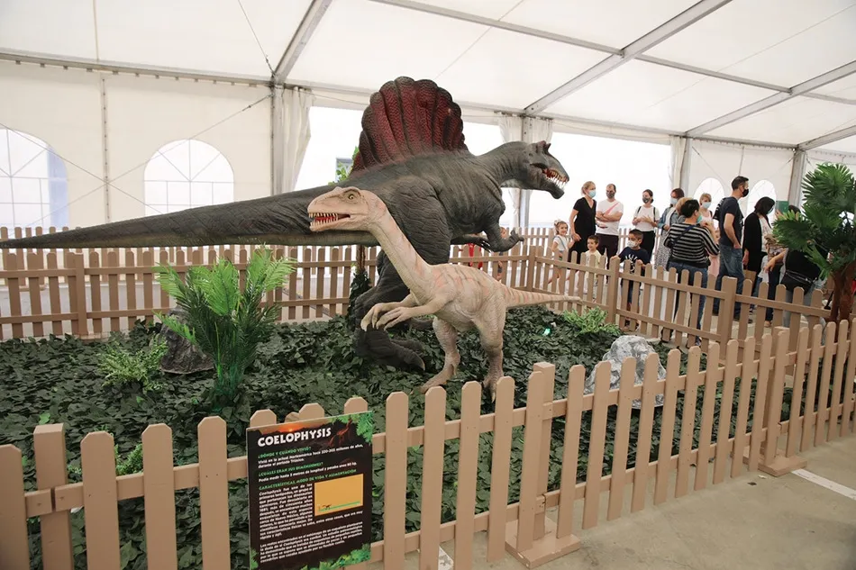 Exposición Dinosauria en el Centro Comercial El Tormes