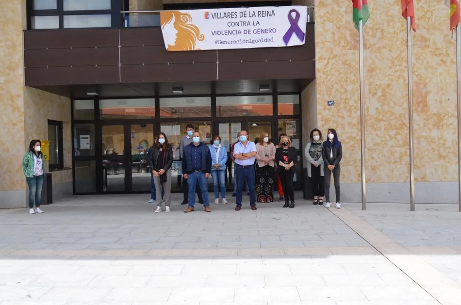 Concentración a las puertas del Ayuntamiento de Villares de la Reina