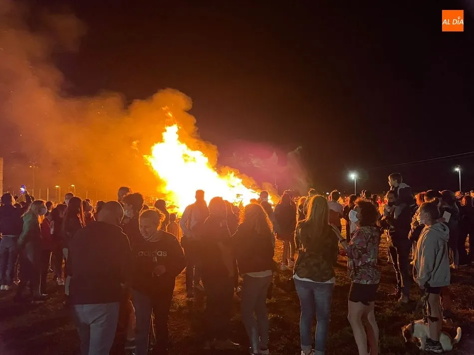 Hoguera de San Juan en Villares de la Reina