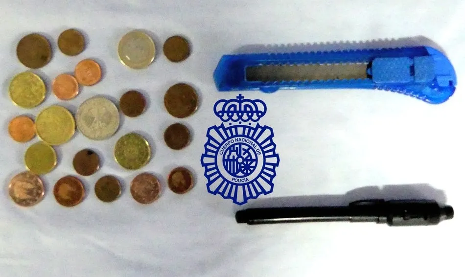 Efectos que llevaba el detenido, tras el asalto al bar