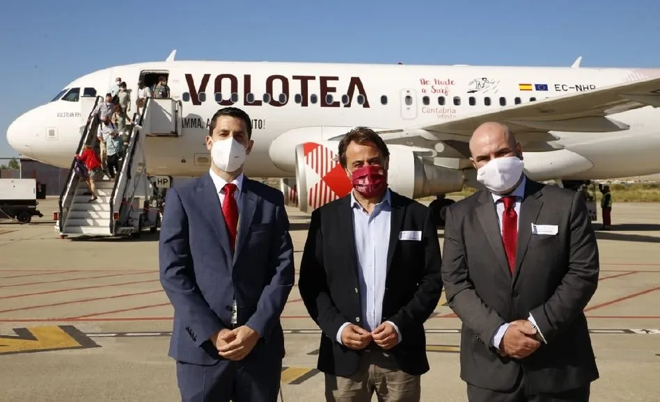 El concejal de Turismo, Fernando Castaño, acompañado del director general de ventas de Volotea, Massimiliano Volero, y de Ismael García, director del aeropuerto de Matacán, han recibido a pie de pista al primer avión comercial que aterriza en las instalac