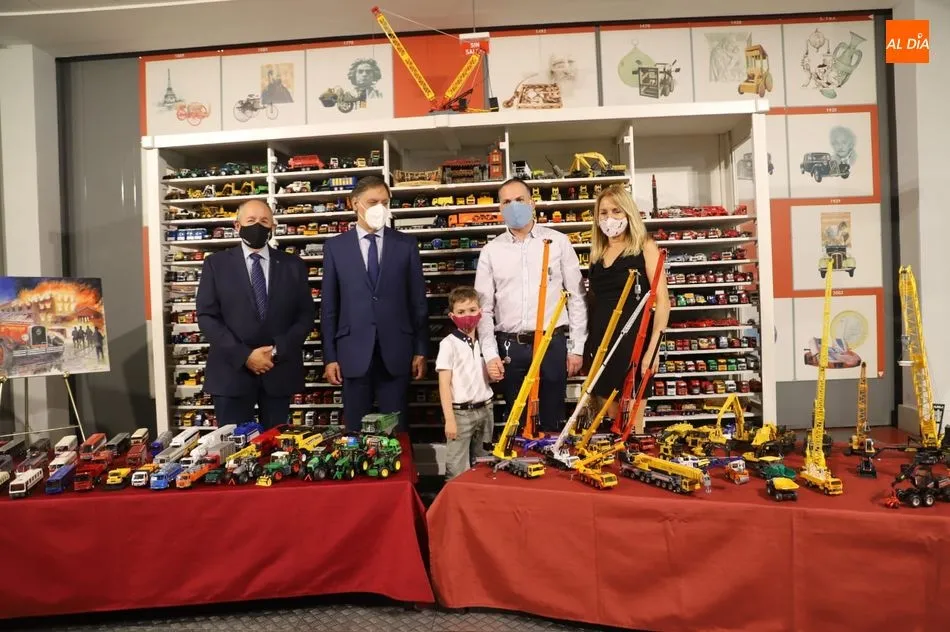 Álex J. García y Yago Fínez, junto con el alcalde de Salamanca, Carlos García Carbayo, y el director general del MHAS, Luis Miguel Mata, han presentado esta colección. Foto de Lydia González