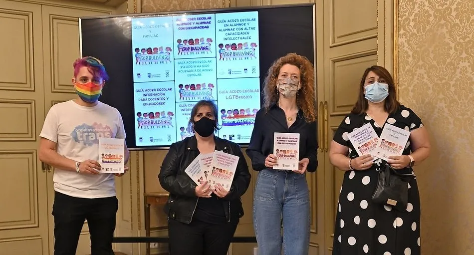 Ana Suárez, concejal de Familia e Igualdad de Oportunidades, segunda por la derecha, durante la presentación de las guías