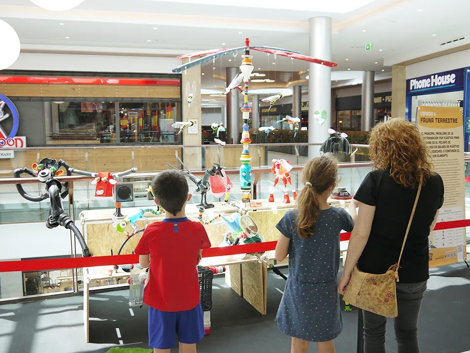 El Tormes inaugura Planeta Tapón, una exposición de arte sostenible