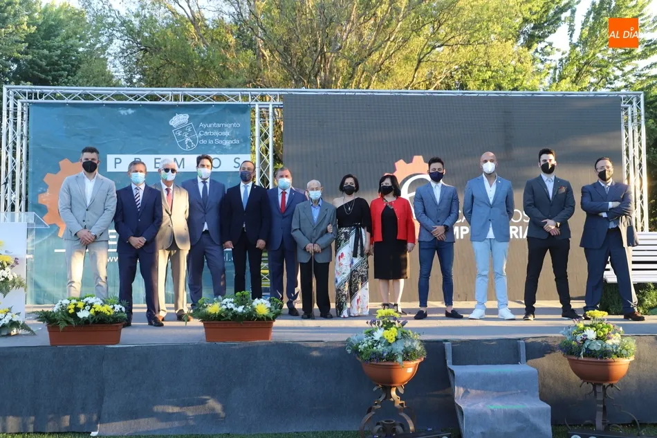 Foto de familia de los premios en esta edición de los Premios Carbajosa Empresarial