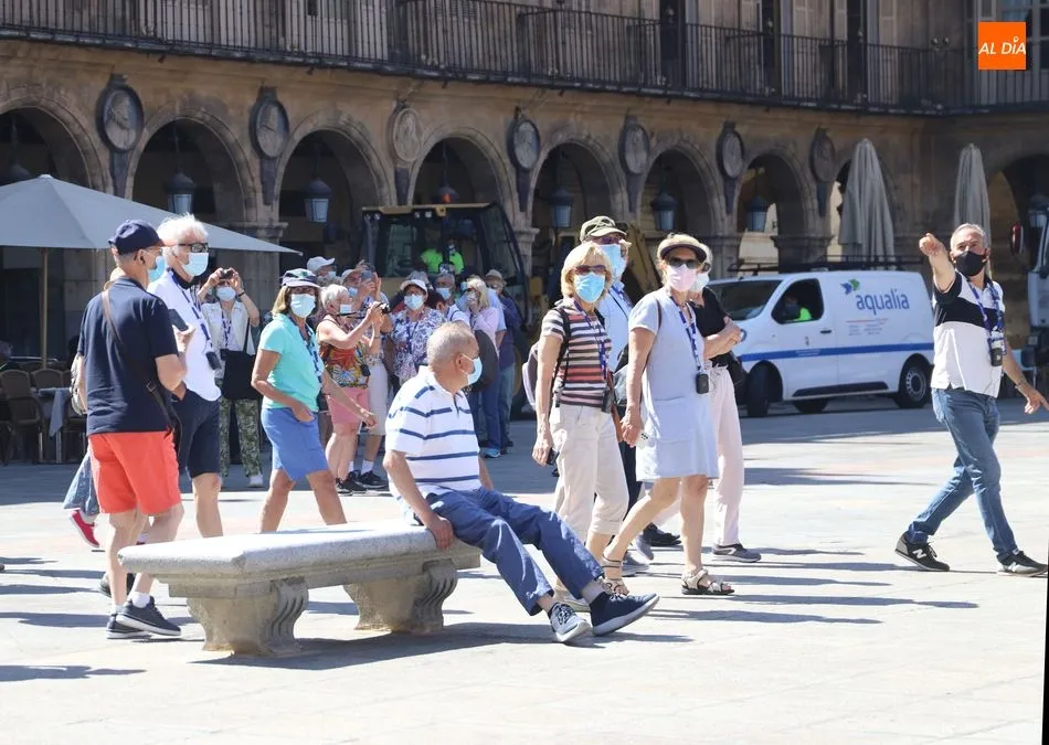 Viandantes en la Plaza Mayor. Foto de archivo