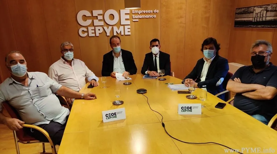 El presidente de CEOE CEPYME Salamanca, Juan Manuel Gómez, en el centro, en la asamblea general ordinaria de esta organización