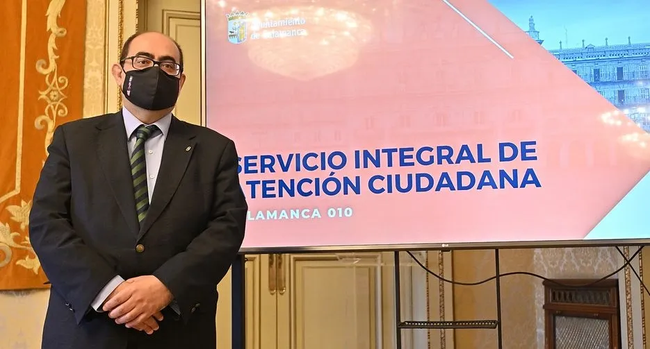 Presentación del informe sobre el Servicio de Atención Ciudadana, con el concejal de Hacienda y Régimen Interior en el Ayuntamiento de Salamanca, Fernando Rodríguez