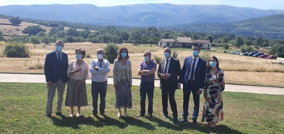 La consejera Ana Carlota Amigo (centro) en su visita a las instalaciones de Altair en Béjar (Salamanca). Foto JCYL