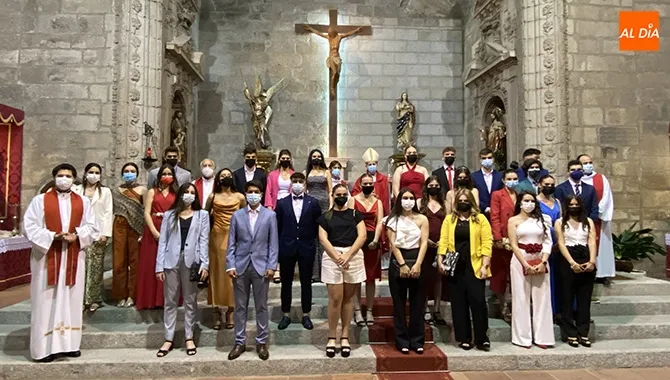 La iglesia parroquial acogía la Confirmación de decenas de jóvenes