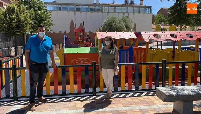 La alcaldesa de Peñaranda, Carmen Ávila, y el concejal de Urbanismo, Antonio Poveda, presentaban la primera fase de reformas en el parque La Huerta