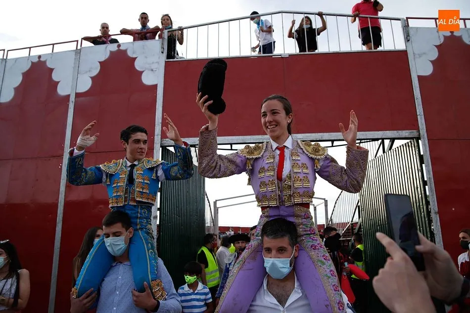 Raquel Martín y Jarocho salen a hombros en Carrascal de Barregas - Fotos: Miguel Hernández