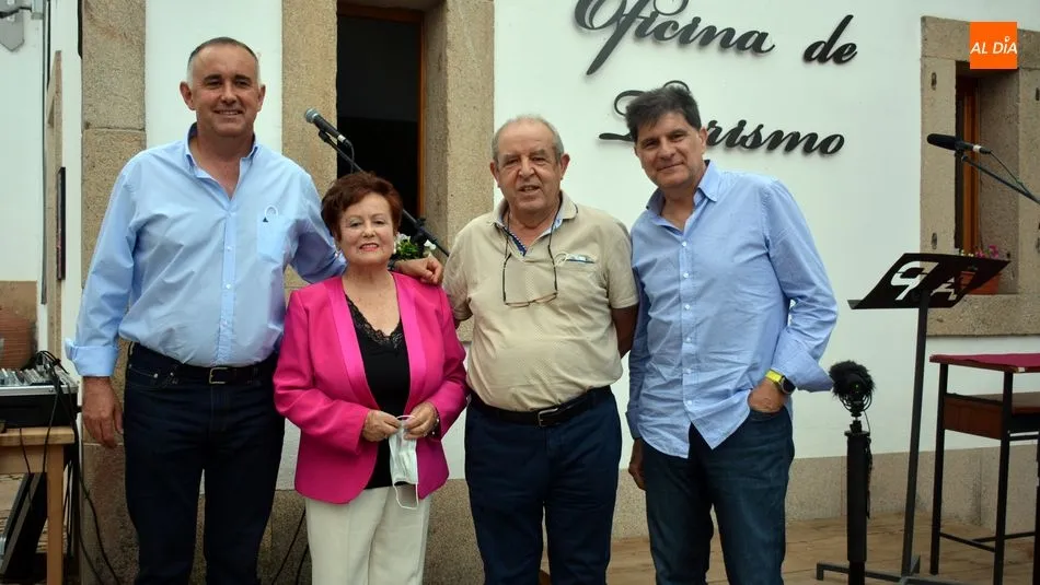 La presidenta de la Asociación de mujeres con los tres premiados en esta edición del certamen / E. Corredera