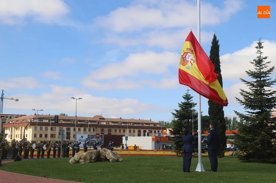 Instante del izado de la bandera de España en memoria de las víctimas de Covid-19 - Fotos: Lydia González