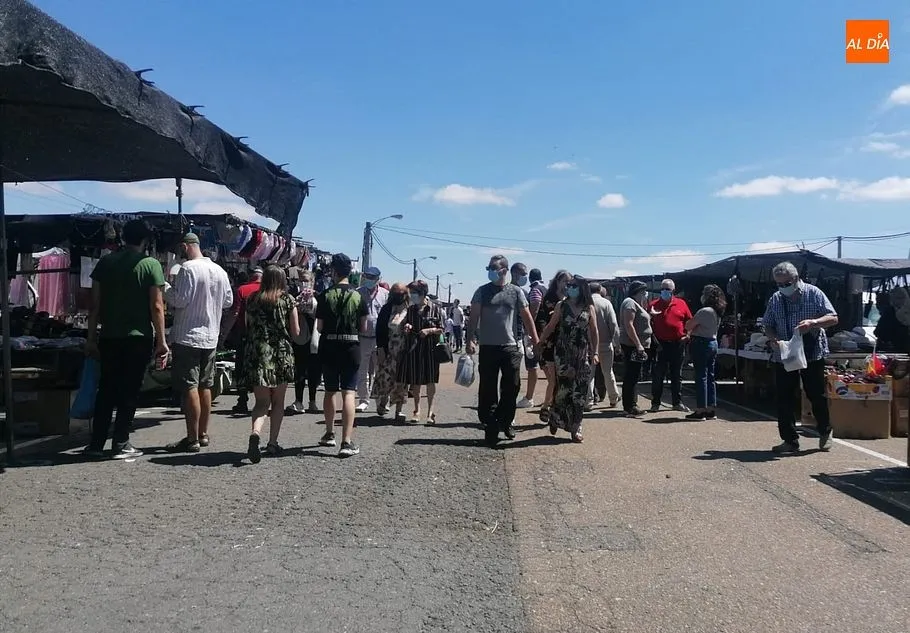 Vecinos de Salamanca en el rastro dominical - Fotos: Lydia González