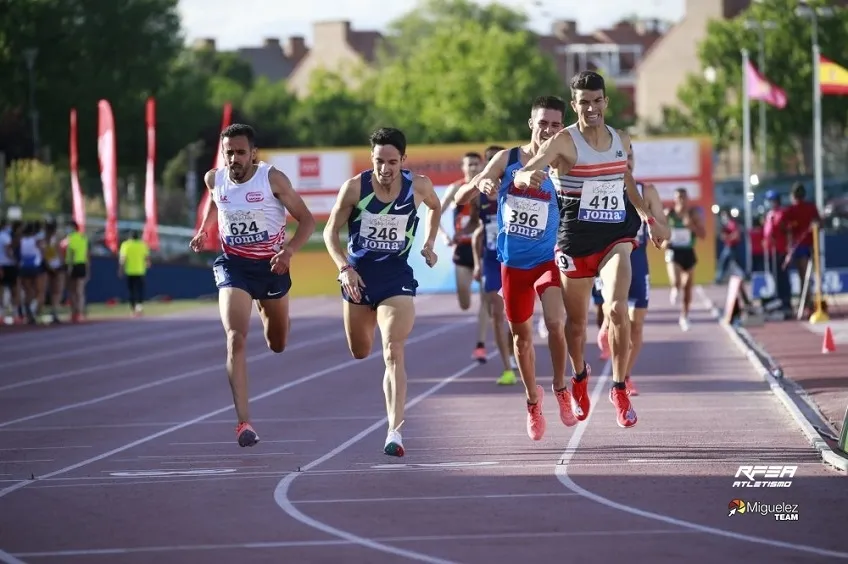 Mario (de azul), por detrás de Meechal / TWITTER