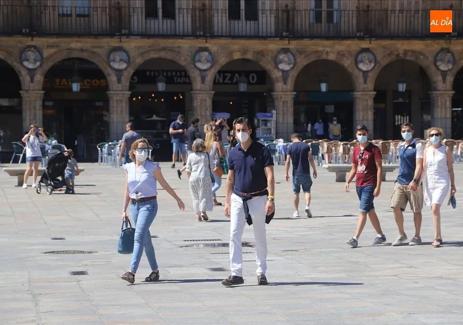 Viandantes en la Plaza Mayor de Salamanca