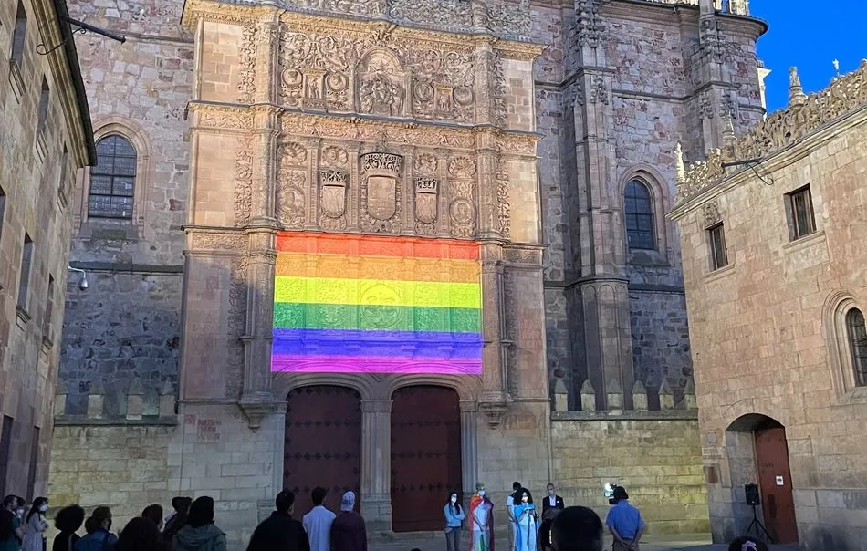 Los colores de la bandera arco iris proyectados en la fachada histórica de la USAL. Foto USAL