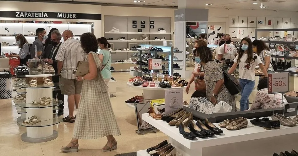 Las rebajas estivales favorecen la contratación. Foto El Corte Inglés Salamanca