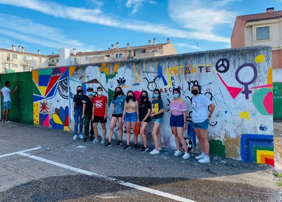 Mural decorado por estas jóvenes artistas en Villares de la Reina