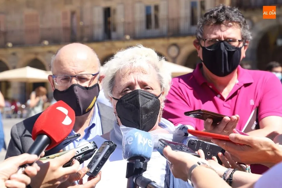 Encarnación Pérez, subdelegada del Gobierno en Salamanca, atiende a los medios en la Plaza Mayor. Foto de Lydia González