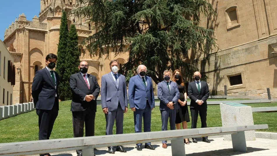 Unicaja Banco cedió gratuitamente a la ciudad en 2016 un solar sobre el que el Ayuntamiento creó un jardín que favorece la visibilidad de la fachada sur de la Catedral