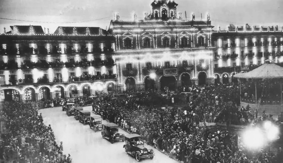La Plaza Mayor iluminada en los años 20