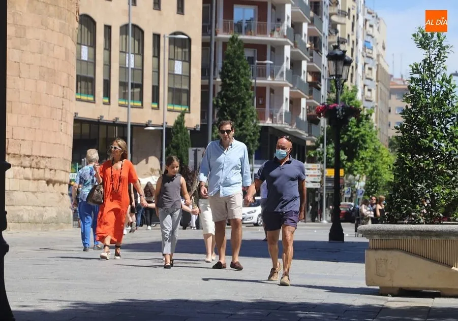 Viandantes en la Puerta de Zamora. Foto de archivo