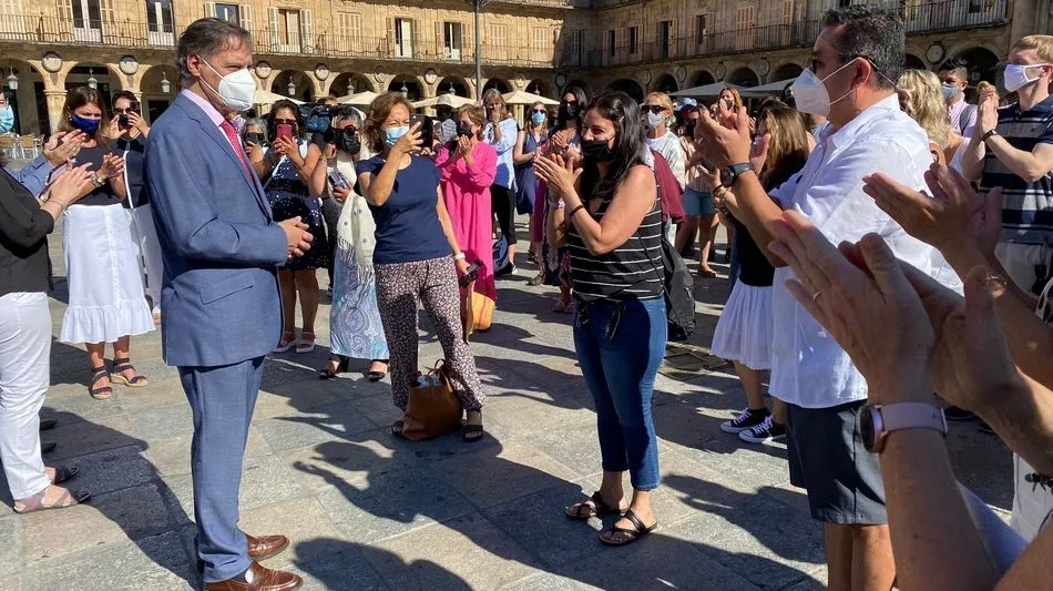 El alcalde Carlos García Carbayo junto a profesores y alumnos del Máster Universitario en Lengua y Cultura Españolas de Universidad de Salamanca