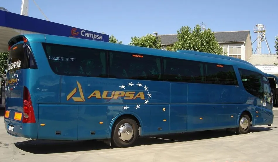 La empresa AUPSA es la encargada de ofrecer este servicio de desplazamientos en autobús que facilita la accesibilidad de los usuarios desde Salamanca hasta Matacán