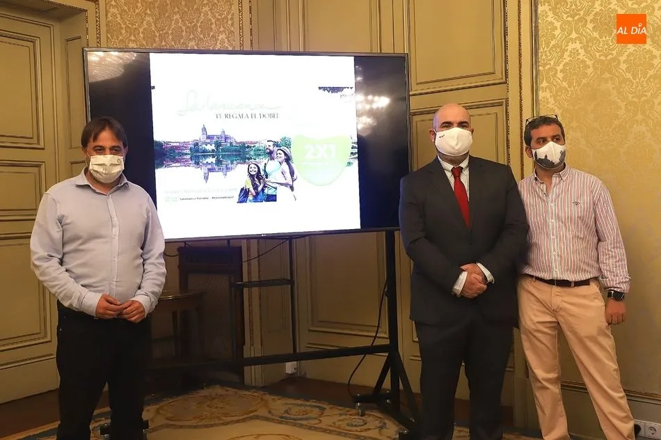 Presentación de esta iniciativa con el concejal de Turismo, Fernando Castaño, acompañado por el director comercial de Volotea, Massimiliano Vollero. Foto de Lydia González