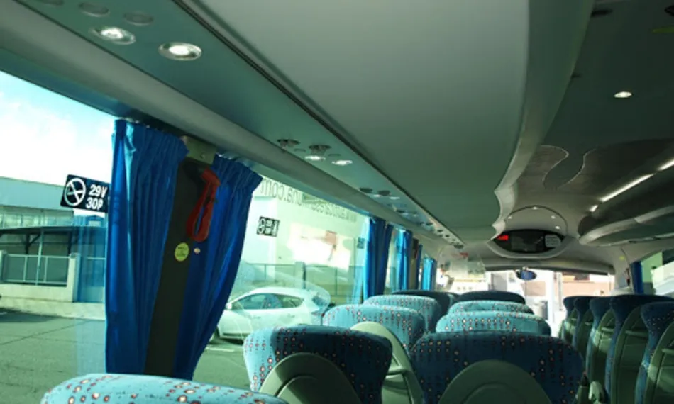 Recuperadas las paradas suprimidas en la línea de transporte público que une la comarca de La...