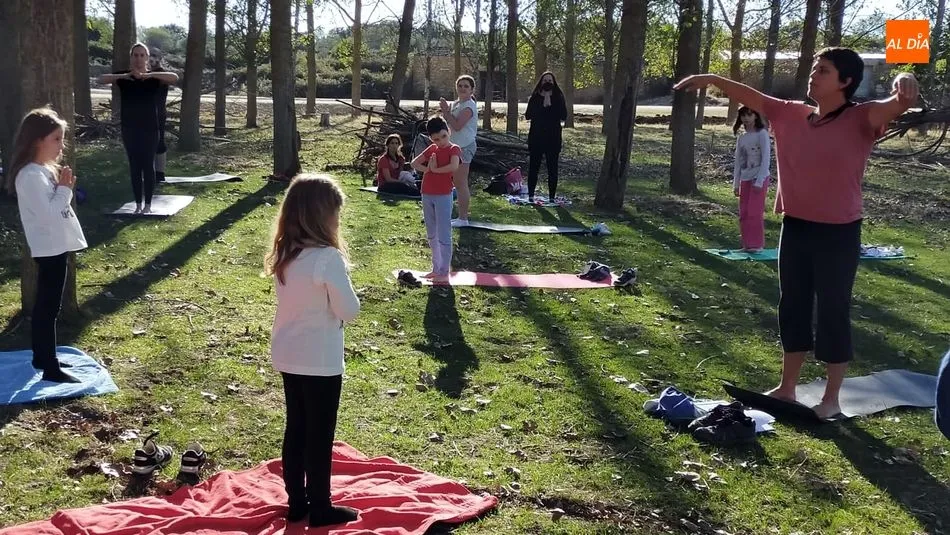 Sesión de Yoga en la Naturaleza en la chopera de Sobradillo