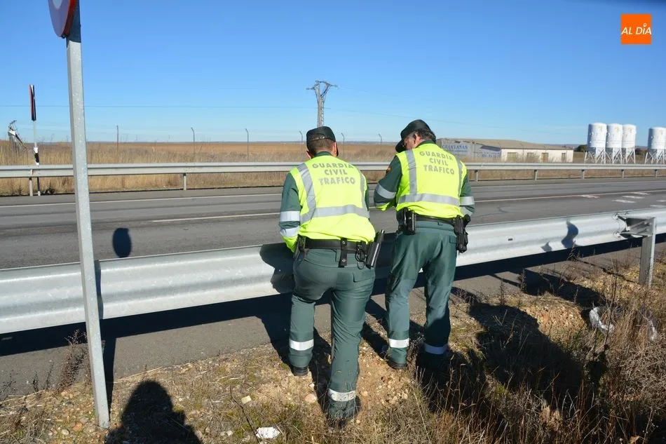 Dos agentes de la Guardia Civil junto a una de las autovías salmantinas. Foto de archivo